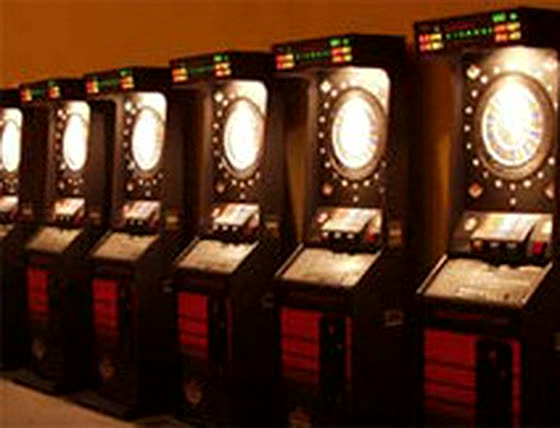 Die Reihe der Dartautomaten im C'est la Vie, warm beleuchtet