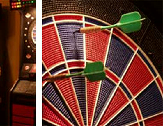 Elektronisches Dartboard mit steckenden Pfeilen, Nahaufnahme