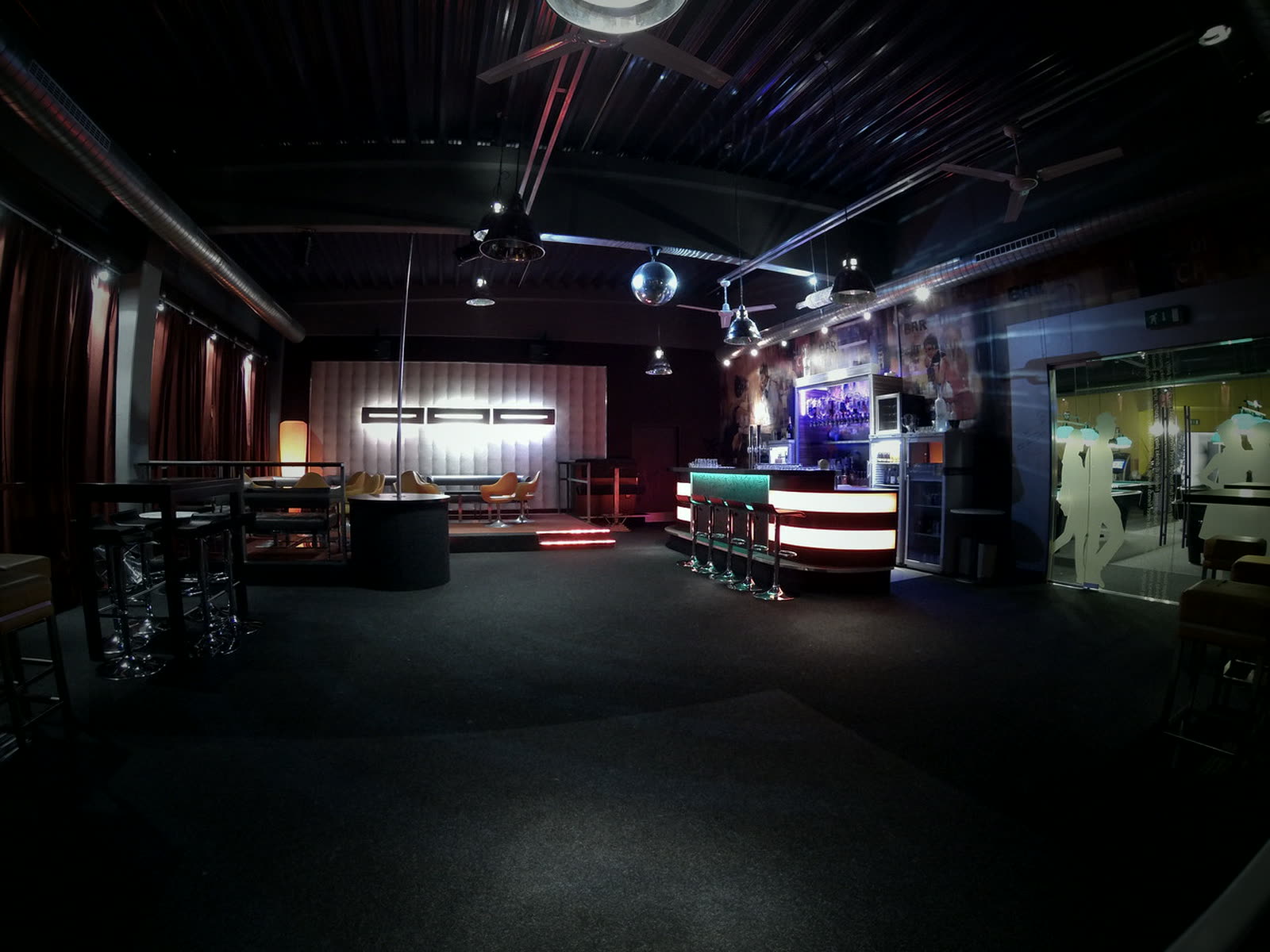 Der Partyraum im C'est la Vie: Bühne, Discokugel, eigene Bar und viel Platz zum Tanzen